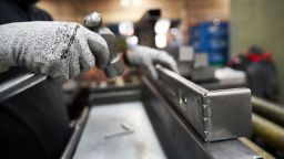 Un trabajador inspecciona piezas de aluminio en un fabricante de autopartes en San Luis Potosí, México, el lunes 17 de febrero de 2025.