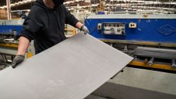 Un trabajador alimenta una máquina con láminas de aluminio en un fabricante de autopartes en San Luis Potosí, estado de San Luis Potosí, México, el lunes 17 de febrero de 2025.