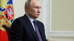 En esta fotografía compartida por la agencia estatal rusa Sputnik, el presidente de Rusia, Vladimir Putin, preside una reunión con  del gobierno a través de una videoconferencia, en el Palacio Constantino en Strelna, San Petersburgo, el 18 de febrero de 2025.