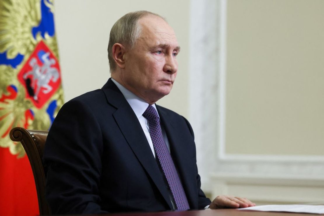 En esta fotografía compartida por la agencia estatal rusa Sputnik, el presidente de Rusia, Vladimir Putin, preside una reunión con del gobierno a través de una videoconferencia, en el Palacio Constantino en Strelna, San Petersburgo, el 18 de febrero de 2025.