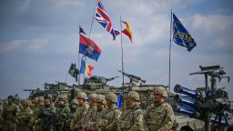 Fuerzas militares de la OTAN durante una exhibición tras el "Ejercicio Steadfast Dart 2025" en el Área de Entrenamiento de Smardan, en Smardan, al sureste de Rumania, el 19 de febrero de 2025.