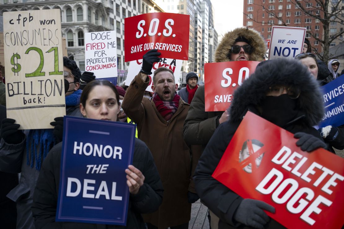 Os manifestantes cantam contra os disparos de milhares de trabalhadores federais pelo presidente Donald Trump e pelo Departamento de Eficiência do Governo de Elon Musk em Nova York em 19 de fevereiro de 2025.