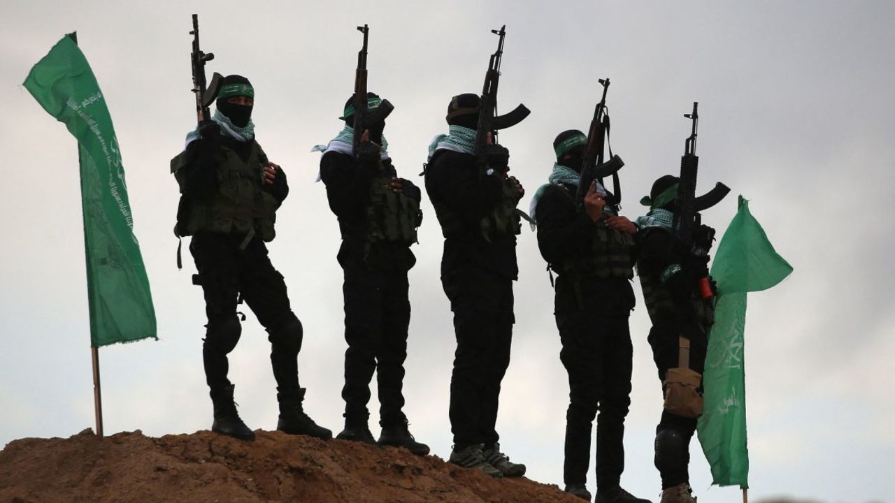 Militantes palestinos de Hamas se reúnen en el lugar de la entrega de los cuerpos de cuatro rehenes israelíes en Khan Younis, en el sur de Gaza, el 20 de febrero de 2025.