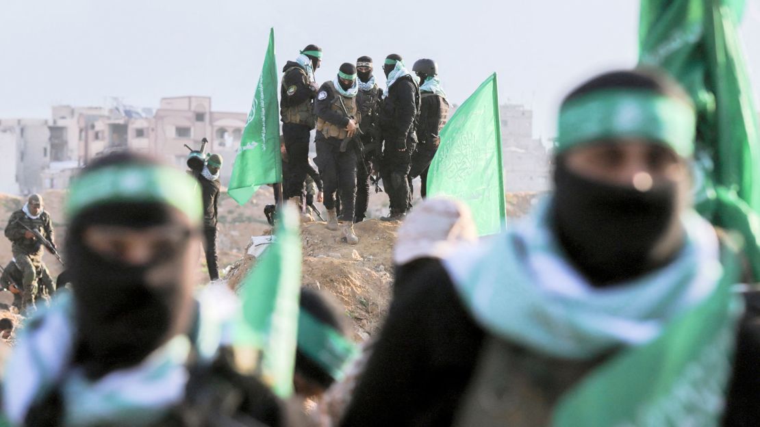 Combatientes de Hamas se reúnen en Khan Yunis el 20 de febrero de 2025, antes de la entrega de los cuerpos de cuatro rehenes israelíes.