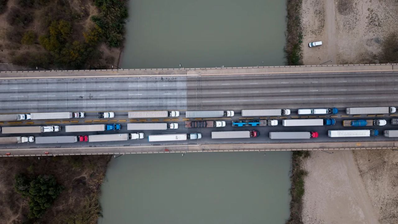 Camiones en fila para ingresar a Estados Unidos en el puerto de entrada del Puente del Comercio Mundial en la frontera entre Estados Unidos y México en Laredo, Texas, el 20 de febrero.