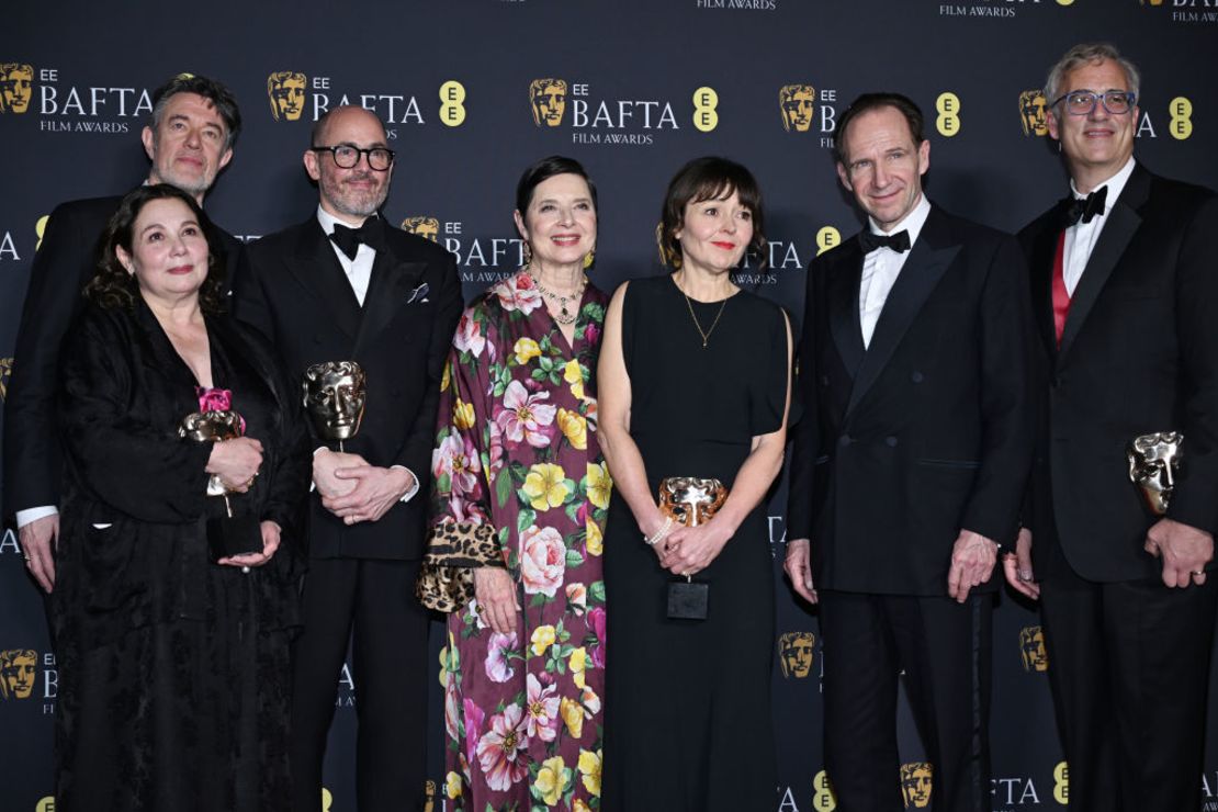 (De izquierda a derecha) Tessa Ross, Peter Straughan, Edward Berger, Isabella Rossellini, Juliette Howell, Ralph Fiennes y Michael Jackman posan con el premio a la mejor película británica por "Conclave" en la sala de ganadores durante los premios de Cine EE BAFTA 2025 en el Royal Festival Hall el 16 de febrero de 2025 en Londres, Inglaterra.