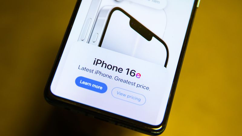 Apple предложи най новата версия на своя бюджетен телефон за предварителна