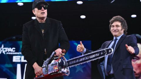 Elon Musk (izquierda) sostiene una motosierra junto al presidente argentino Javier Milei durante la Conferencia anual de Acción Política Conservadora (AC) en el Gaylord National Resort & Convention Center en National Harbor en Oxon Hill, Maryland, el 20 de febrero de 2025. La motosierra fue un regalo del presidente argentino Javier Milei a Elon Musk.