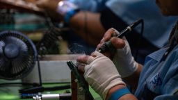 Un empleado trabaja en la fábrica SMK Electronics en Tijuana, estado de Baja California, México, el 20 de febrero de 2025.