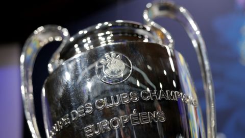 El trofeo de la UEFA Champions League 2024-2025 exhibido el 21 de febrero de 2025.