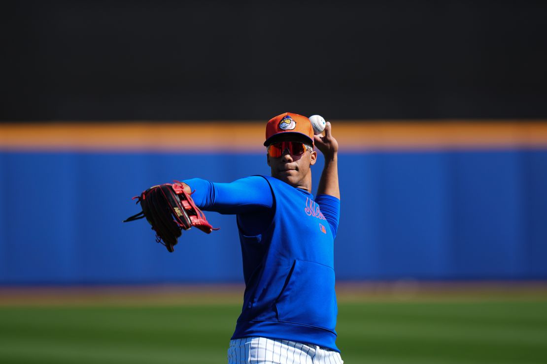 PORT ST. LUCIE, FLORIDA - FEBRUARY 17: Juan Soto #22 of the New York Mets warms up during spring training workouts at Clover Park on February 17, 2025 in Port St. Lucie, Florida. (Photo by Rich Storry/Getty Images)