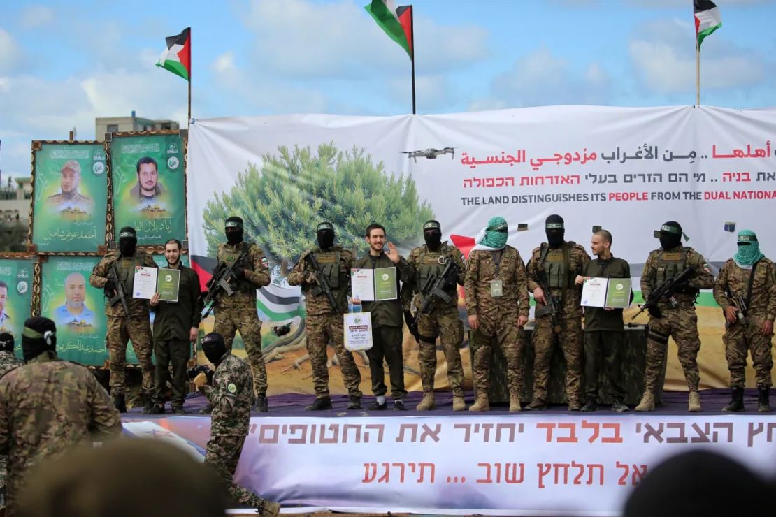 Combatientes de Hamas entregan a los rehenes Eliya Cohen, Omer Shem Tov y Omer Wenkert a la Cruz Roja en el centro de Gaza el 22 de febrero.
