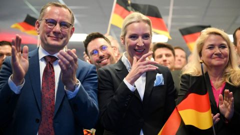 La colíder del partido de extrema derecha Alternativa para Alemania (AfD) y principal candidata de su partido para Canciller, Alice Weidel, y el colíder del partido, Tino Chrupalla, celebran con del partido durante la noche electoral en Berlín este domingo, después de las primeras encuestas a pie de urna en las elecciones generales alemanas.