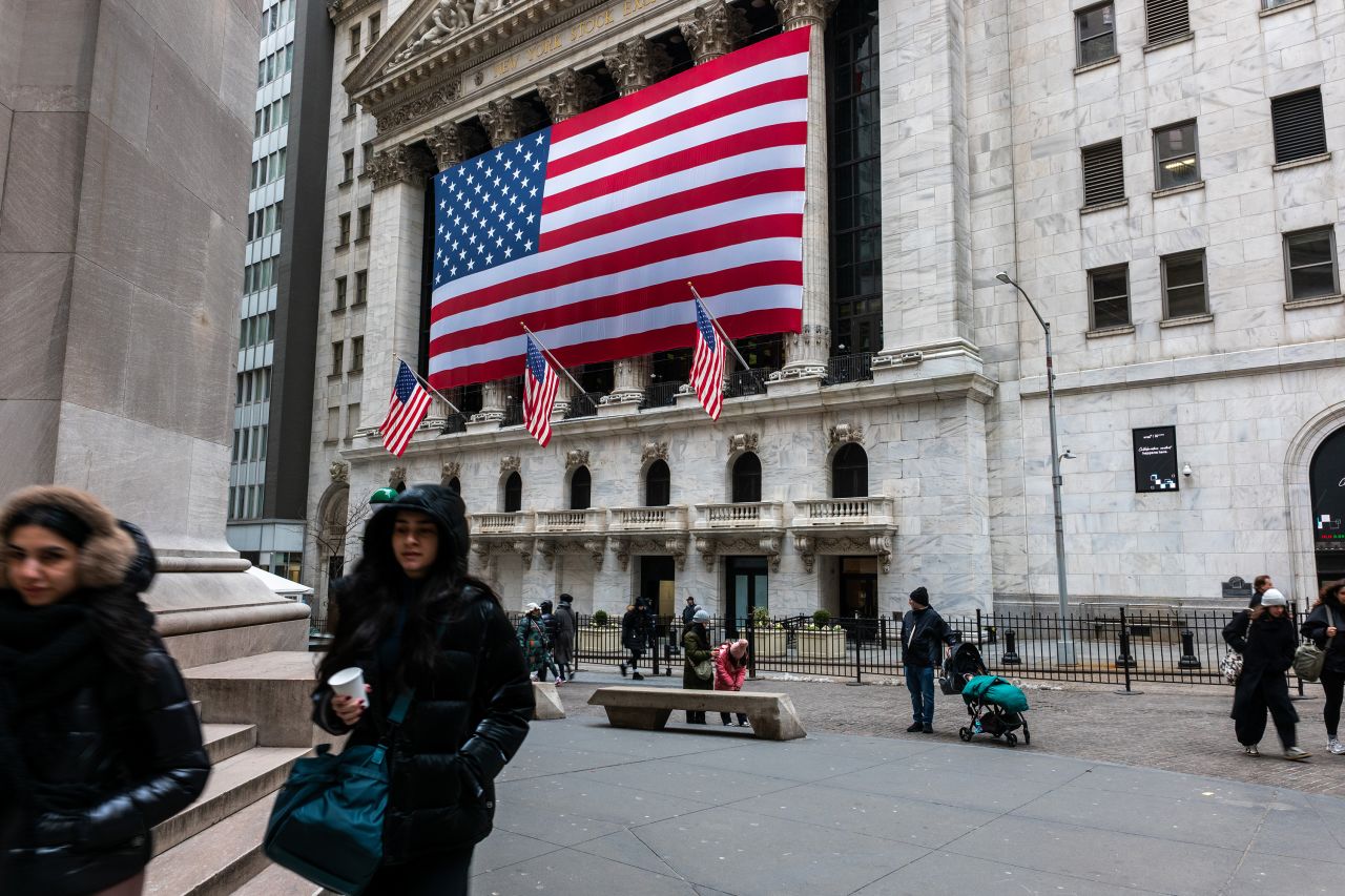 Die Leute gehen am Donnerstag an der New Yorker Börse.