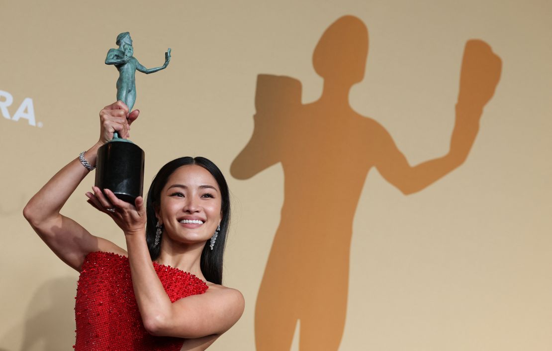 La actriz japonesa Anna Sawai posa en la sala de prensa con el premio a la mejor interpretación femenina en una serie dramática por "Shogun".