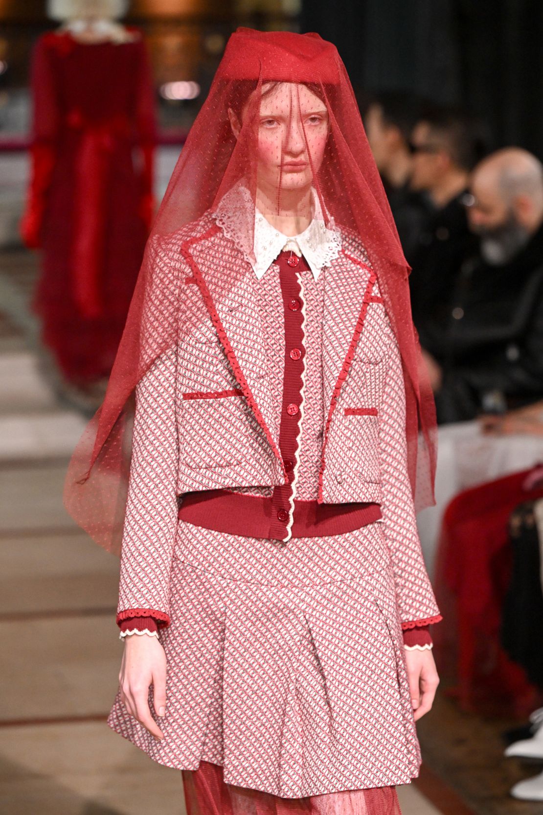 At the Fall-Winter shows at London Fashion Week 2025, Turkish designer Bora Aksu showed colored veils on the runway.