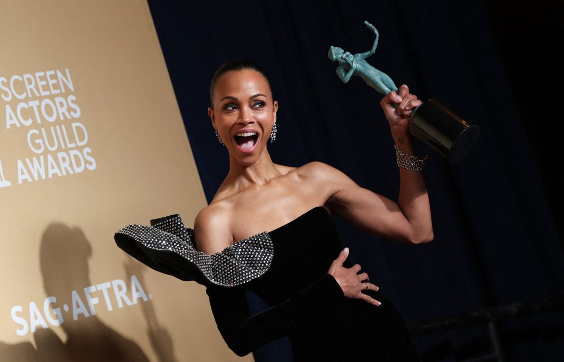 La actriz estadounidense Zoe Saldana posa con el premio a la mejor interpretación femenina en un papel de reparto por "Emilia Pérez".