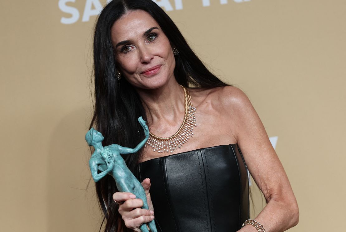 La actriz estadounidense Demi Moore posa en la sala de prensa con el premio a la mejor interpretación femenina en un papel principal por "The Substance".