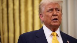 El presidente de EE.UU., Donald Trump, pronuncia un discurso después de que Howard Lutnick prestara juramento como secretario de Comercio de EE.UU. en la Oficina Oval de la Casa Blanca el 21 de febrero de 2025 en Washington.