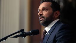 El nuevo Director de la Oficina Federal de Investigación, Kash Patel, hablando después de jurar su cargo durante una ceremonia en la Sala del Tratado Indio en el Edificio de Oficinas Ejecutivas Eisenhower el 21 de febrero de 2025 en Washington.