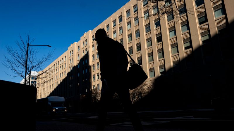 Администрацията на Тръмп презаписва стотици федерални служители, уволнени от доге 