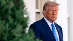 El presidente Donald Trump espera al presidente francés, Emmanuel Macron, fuera del Ala Oeste de la Casa Blanca en febrero. Ambos se reunieron para hablar sobre la guerra entre Rusia y Ucrania.