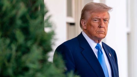 El presidente Donald Trump espera al presidente francés, Emmanuel Macron, fuera del Ala Oeste de la Casa Blanca en febrero. Ambos se reunieron para hablar sobre la guerra entre Rusia y Ucrania.
