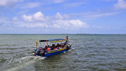Migrantes venezolanos procedentes de EE.UU. fotografiados en una embarcación rumbo a la isla de Cartí, territorio de Gunayala, en Panamá, el 24 de febrero de 2025.