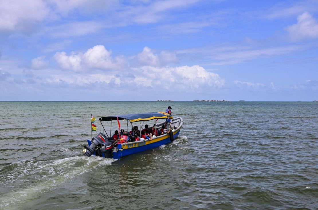 Migrantes venezolanos procedentes de EE.UU. fotografiados en una embarcación rumbo a la isla de Cartí, territorio de Gunayala, en Panamá, el 24 de febrero de 2025.