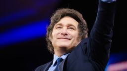 El presidente de Argentina, Javier Milei, sube al escenario durante la Conferencia de Acción Política Conservadora (AC) en el Gaylord National Resort & Convention Center el 22 de febrero de 2025 en Oxon Hill, Maryland.