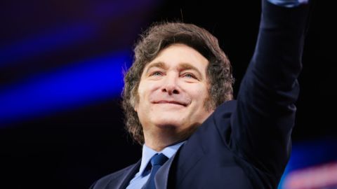 El presidente de Argentina, Javier Milei, sube al escenario durante la Conferencia de Acción Política Conservadora (AC) en el Gaylord National Resort & Convention Center el 22 de febrero de 2025 en Oxon Hill, Maryland.