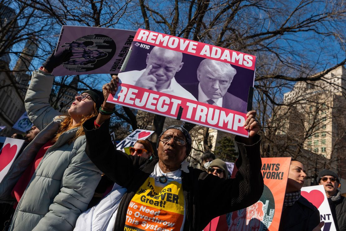 Os manifestantes exigem que o prefeito de Nova York, Eric Adams, seja demitido em 22 de fevereiro de 2025.