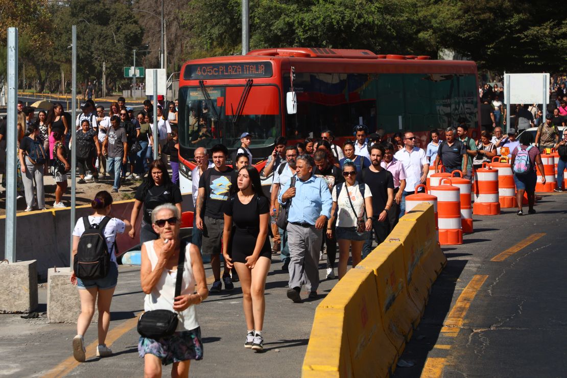 La gente camina para tomar el transporte público luego de que el metro dejara de funcionar debido al apagón masivo que afectó al país el 25 de febrero de 2025 en Santiago de Chile.