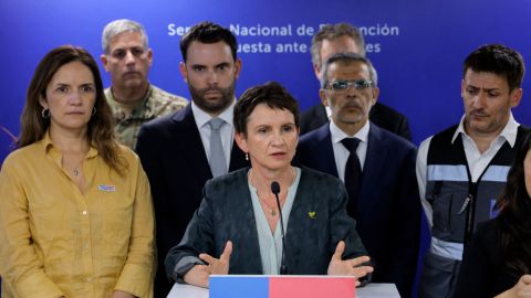 Chile's Minister of the Interior and Public Security, Carolina Toha, (C) speaks as she delivers a press conference during a blackout in Santiago on February 25, 2025. In the middle of the austral summer season, Chile is facing this Tuesday an unusual and massive blackout due to an alleged failure of the power system, which forced the evacuation of the Santiago subway and plunged the population into confusion. (Photo by Javier TORRES / AFP) (Photo by JAVIER TORRES/AFP via Getty Images)