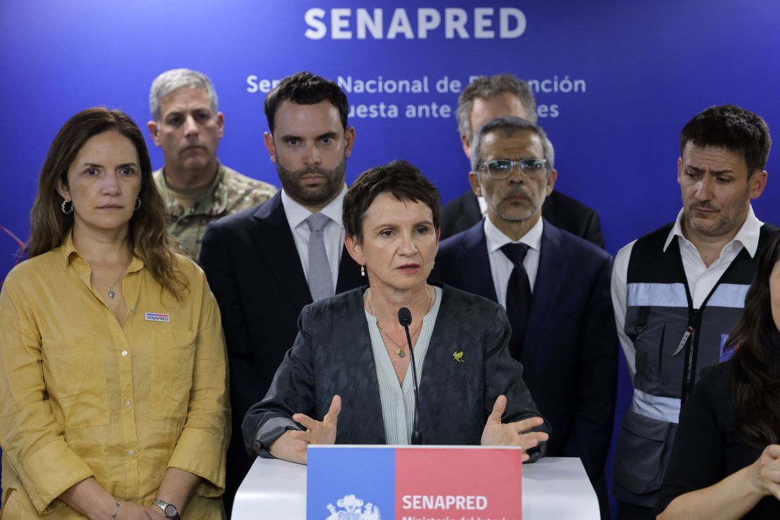 La ministra del Interior y Seguridad Pública de Chile, Carolina Toha, habla mientras ofrece una conferencia de prensa durante un apagón en Santiago el 25 de febrero de 2025.