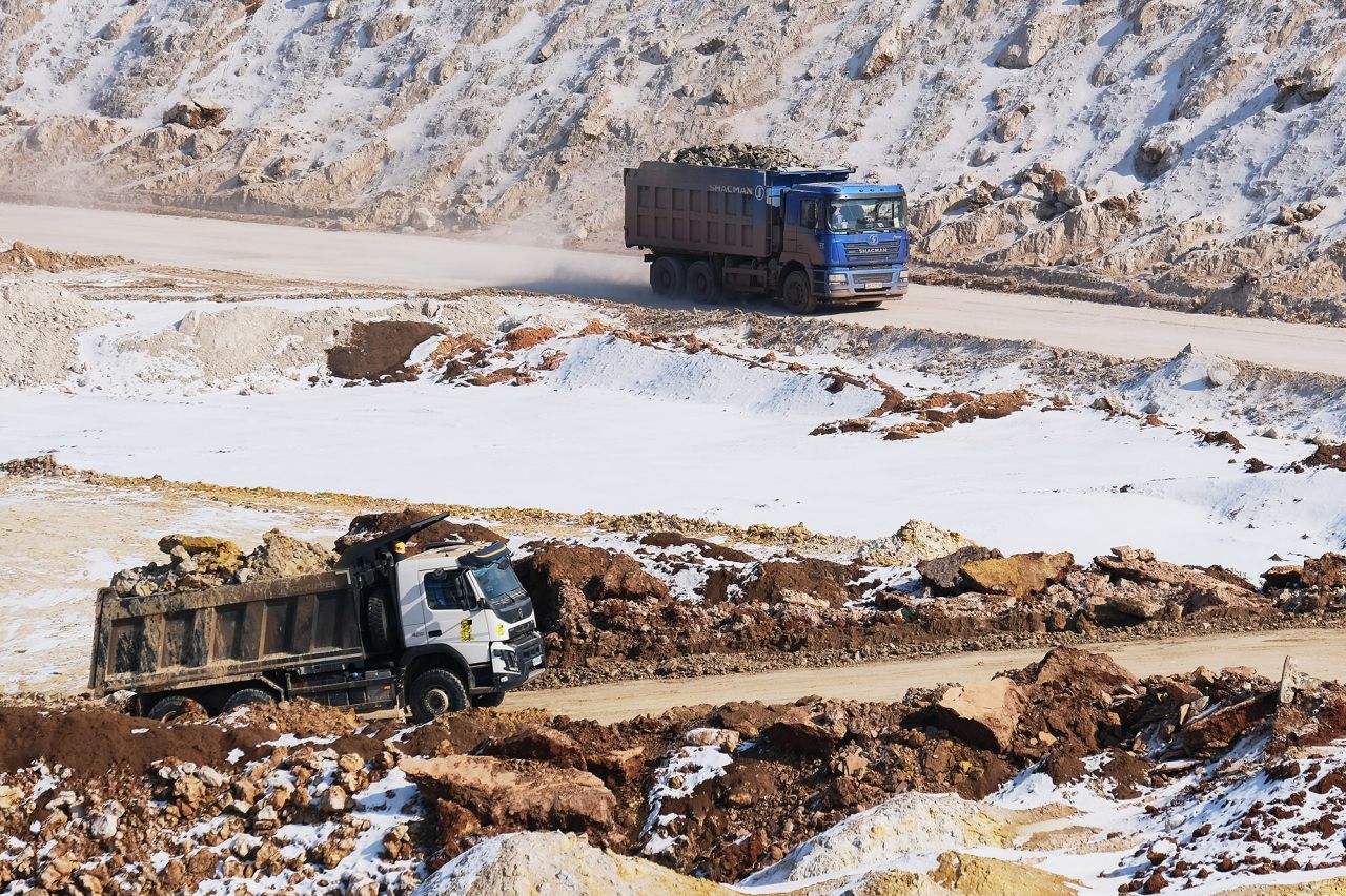 La Tierra y los Minerales se cargan en camiones el 26 de febrero en una mina abierta en la región de Donetsk de Ucrania.