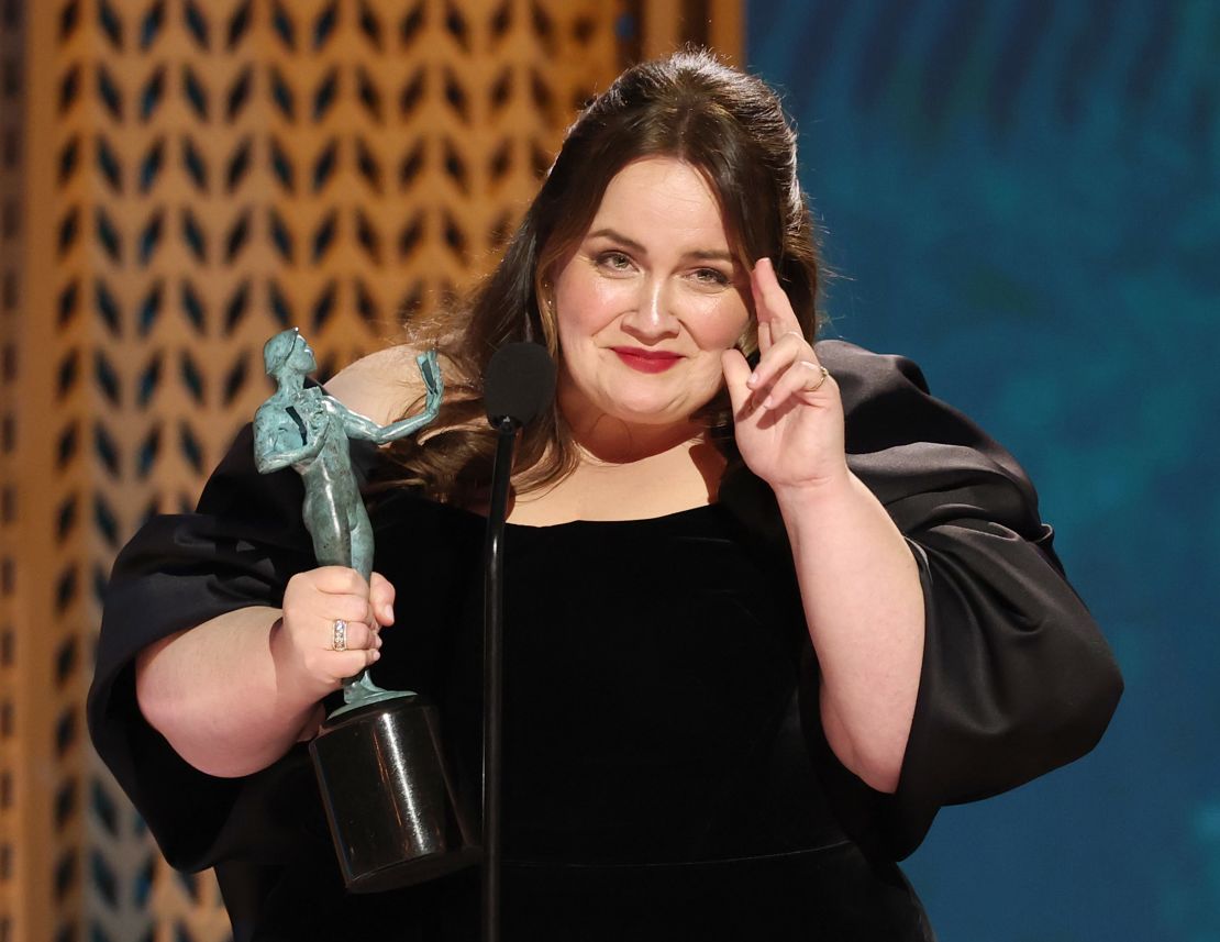 Jessica Gunning acepta el premio a la mejor interpretación femenina en una película para televisión o miniserie por "Baby Reindeer".