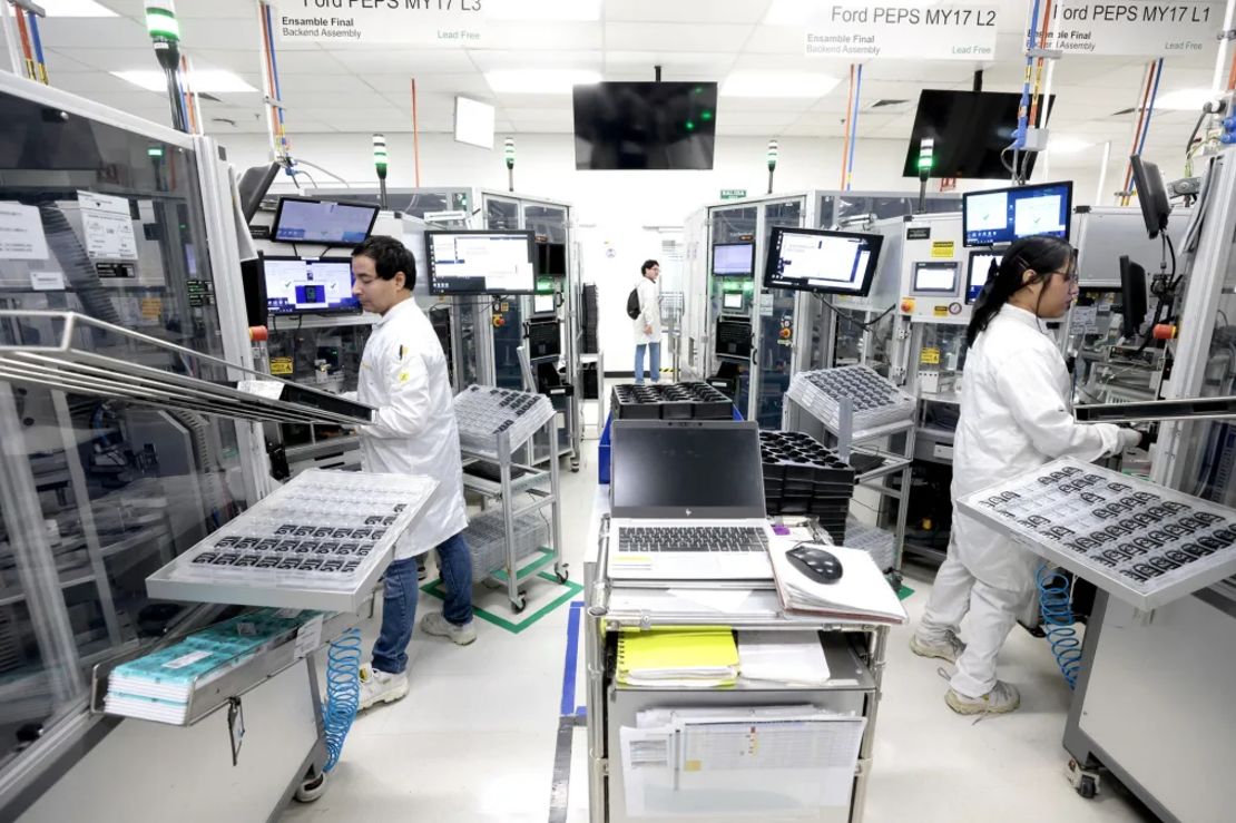 Trabajadores ensamblan llaves electrónicas en una fábrica de México.