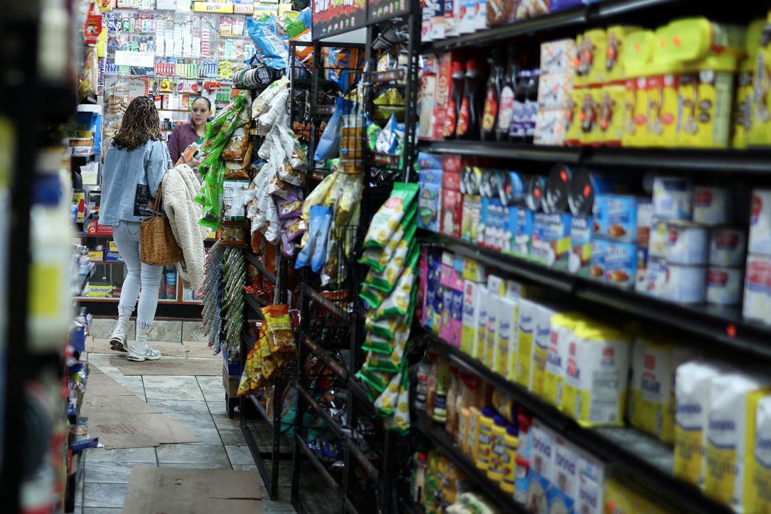 People buys items in a bodega.