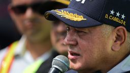 El ministro del Interior de Venezuela, Diosdado Cabello, pronuncia un discurso tras la llegada de un avión con venezolanos deportados de Estados Unidos al Aeropuerto Internacional Simón Bolívar el 24 de febrero de 2025 en La Guaira, Venezuela.