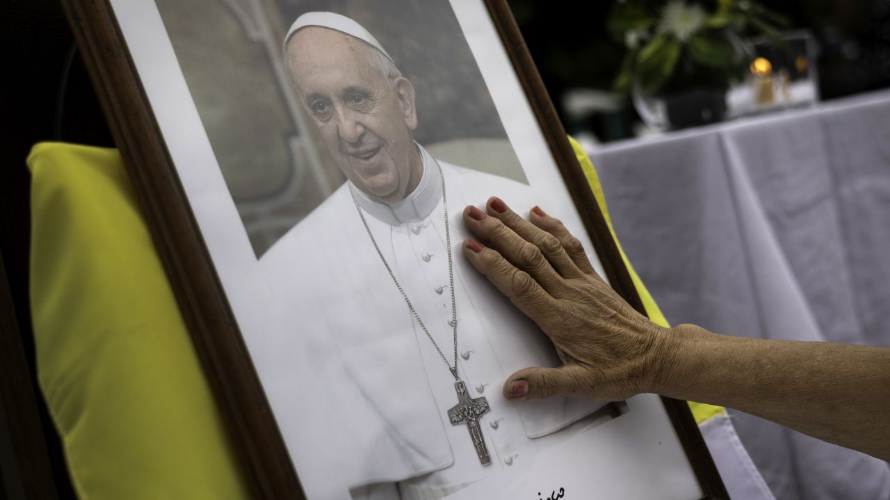 El papa ya es capaz de moverse un poco y oró, informa el Vaticano