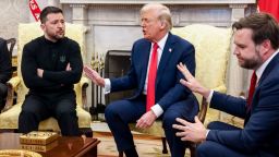 El presidente de Ucrania, Volodymyr Zelensky, con su homólogo de EE.UU., Donald Trump, y el vicepresidente de EE.UU., J.D. Vance, durante una tensa reunión en la Oficina Oval de la Casa Blanca el viernes 28 de febrero de 2025.