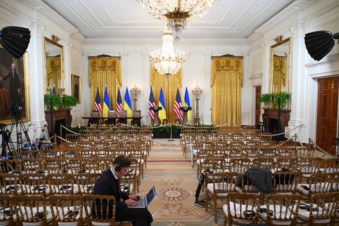 El escenario estaba listo para que el presidente de Estados Unidos, Donald Trump, y el presidente de Ucrania, Volodymyr Zelensky, dieran una conferencia de prensa programada en la Sala Este de la Casa Blanca en Washington el 28 de febrero de 2025.