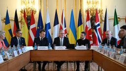 La presidenta de la Comisión Europea, Ursula von der Leyen, el presidente de Finlandia, Alexander Stubb, el presidente de Francia, Emmanuel Macron, el primer ministro de Gran Bretaña, Keir Starmer, el presidente de Ucrania, Volodymyr Zelensky, el presidente interino de Rumania, Ilie Bolojan, el presidente del Consejo Europeo, Antonio Costa, y el primer ministro de Canadá, Justin Trudeau, comienzan una reunión plenaria en Lancaster House durante la cumbre de líderes europeos el 2 de marzo de 2025 en Londres, Inglaterra.