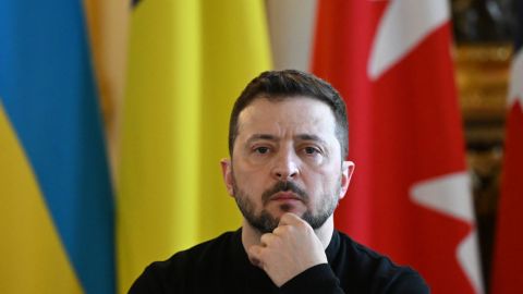 El presidente de Ucrania, Volodymyr Zelensky, se prepara para una reunión plenaria en Lancaster House durante la cumbre de líderes europeos el 2 de marzo de 2025 en Londres, Inglaterra.