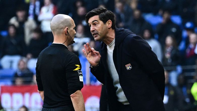 Lyon's head coach Paulo Fonseca confronts referee Benoit Millot during the French L1 football match between Olympique Lyonnais and Stade Brestois 29 at the Parc Olympique lyonnais in Decines-Charpieu, central-eastern France on March 2, 2025.