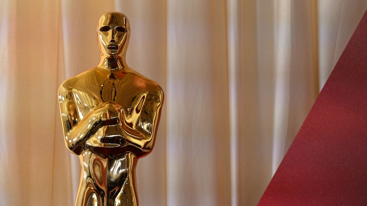 An Oscar statue is seen on the red carpet during the 97th Annual Academy Awards at the Dolby Theatre in Hollywood, California on March 2, 2025. (Photo by Robyn Beck / AFP) (Photo by ROBYN BECK/AFP via Getty Images)