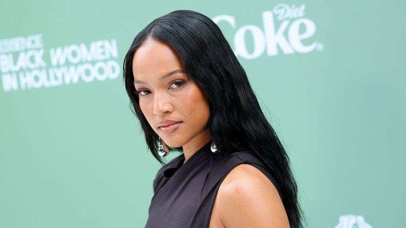 Karrueche Tran остана от страната на Дейон Сандърс по време на животоспасяваща операция. Ето повече за нея 