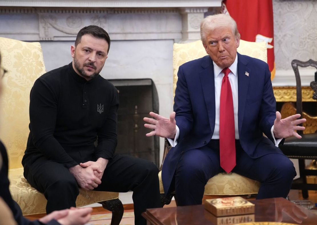 El presidente Donald Trump habla junto al presidente de Ucrania Volodymyr Zelensky en la Oficina Oval el viernes.