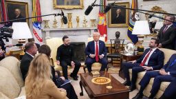 El presidente de Estados Unidos, Donald Trump (centro), y el vicepresidente J. D. Vance se reúnen con el presidente de Ucrania, Volodymyr Zelensky, en la Oficina Oval de la Casa Blanca el 28 de febrero de 2025 en Washington.